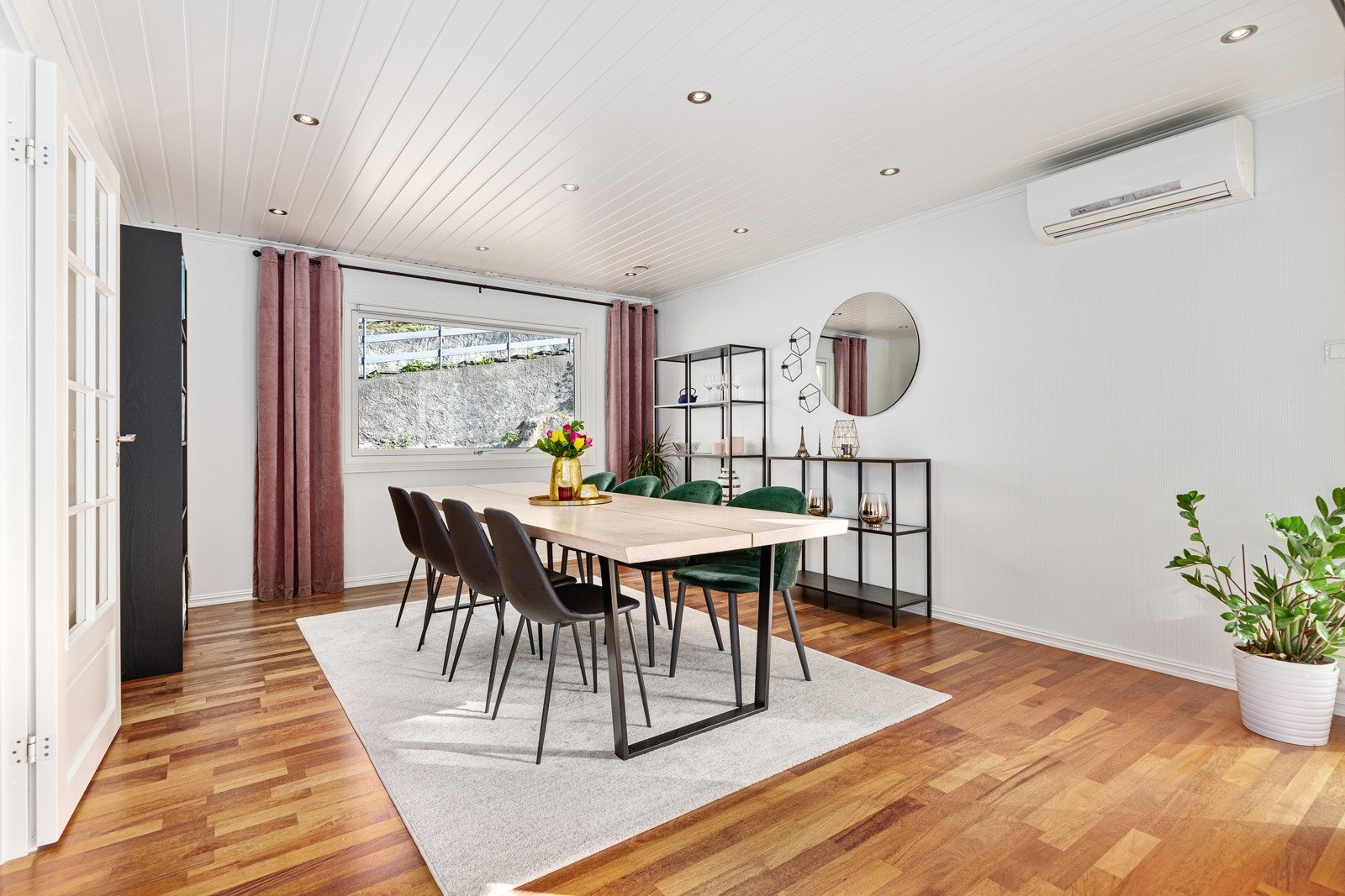 Den romslige spisestuen med adkomst fra kjøkken og stuen. Galleribilde