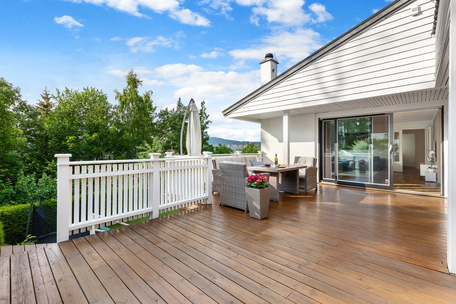 Fra stuen er det utgang til en flott terrasseplatting og hage som innbyr til trivsel og sosialt samvær. Galleribilde