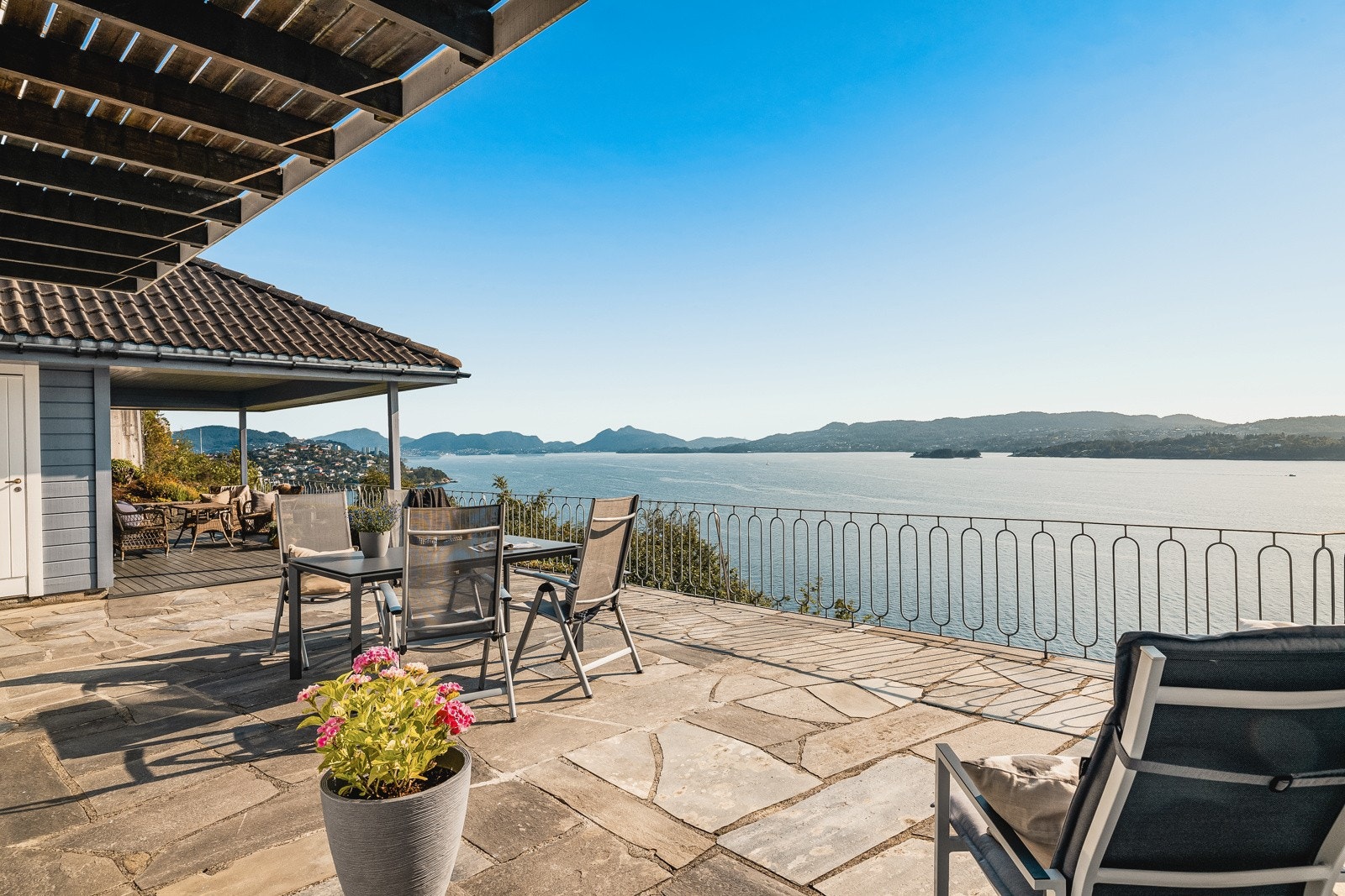 Boligen har flere store uteområder med sol fra morgen til kveld! Galleribilde