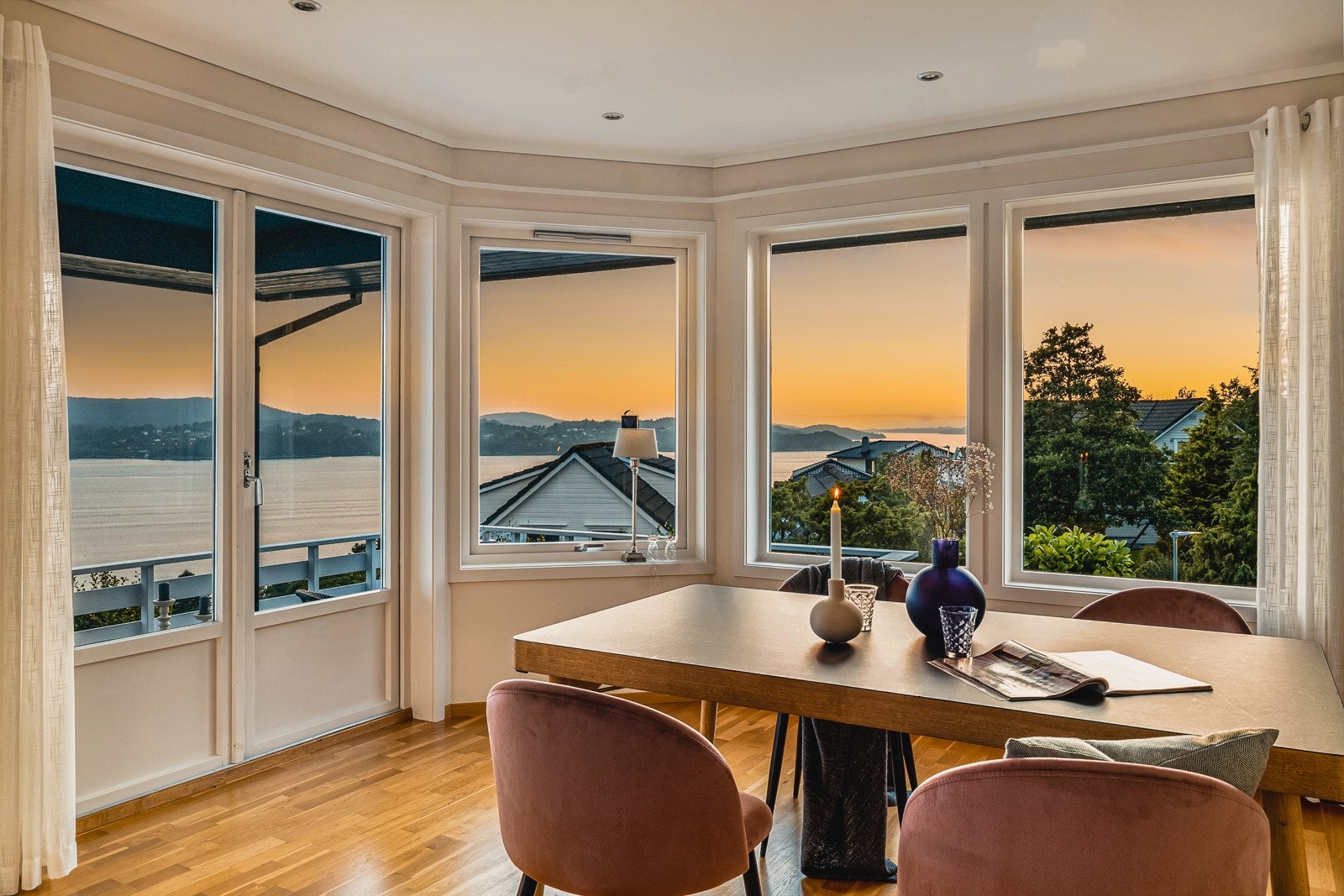 Kveldsstemning fra stuen gir en spektakulær opplevelse av utsikten! Galleribilde