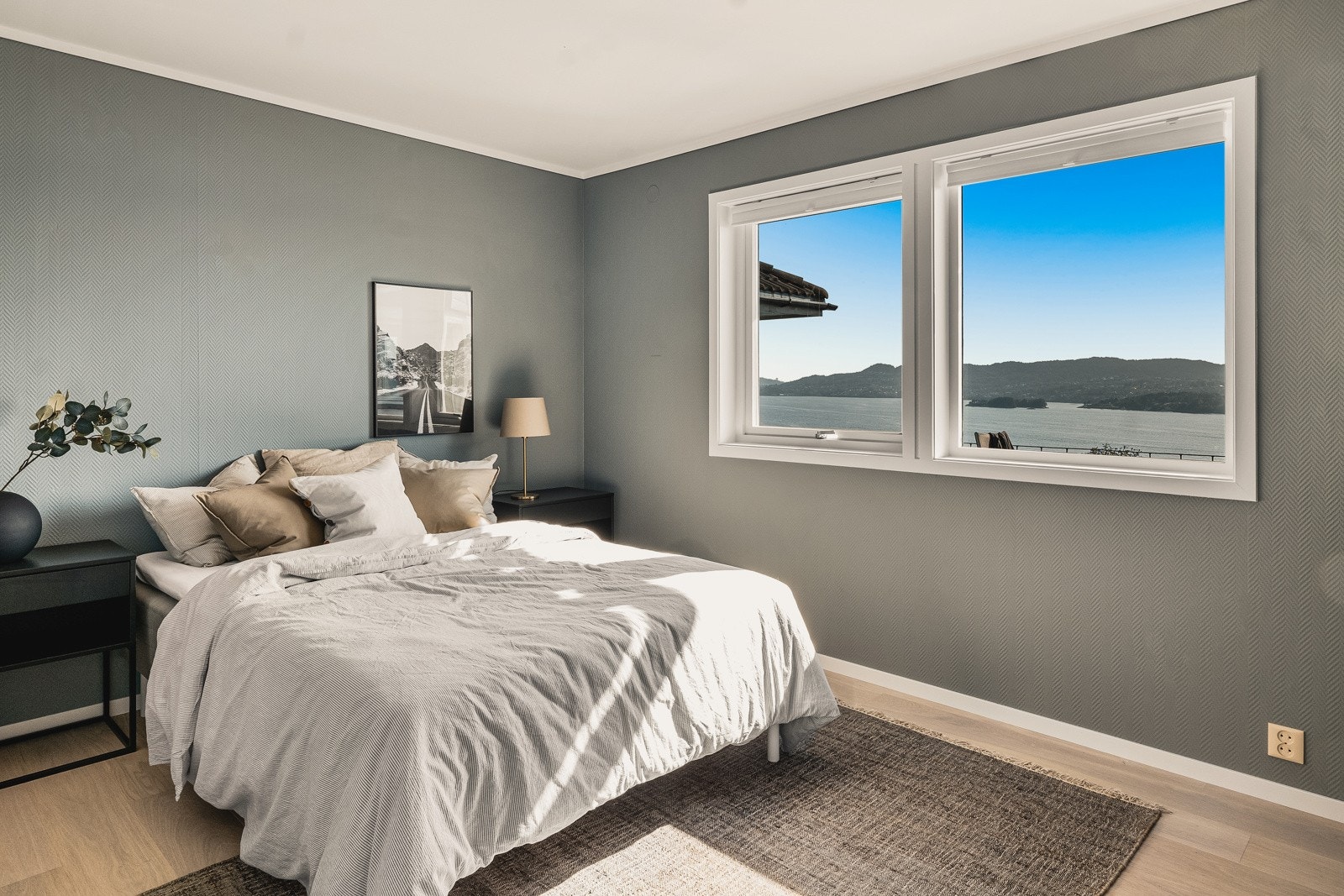 Soverom 4 på 11,8kvm i boligens 1.etasje - Fra alle rom i boligen kan man nyte den fine utsikten. Galleribilde