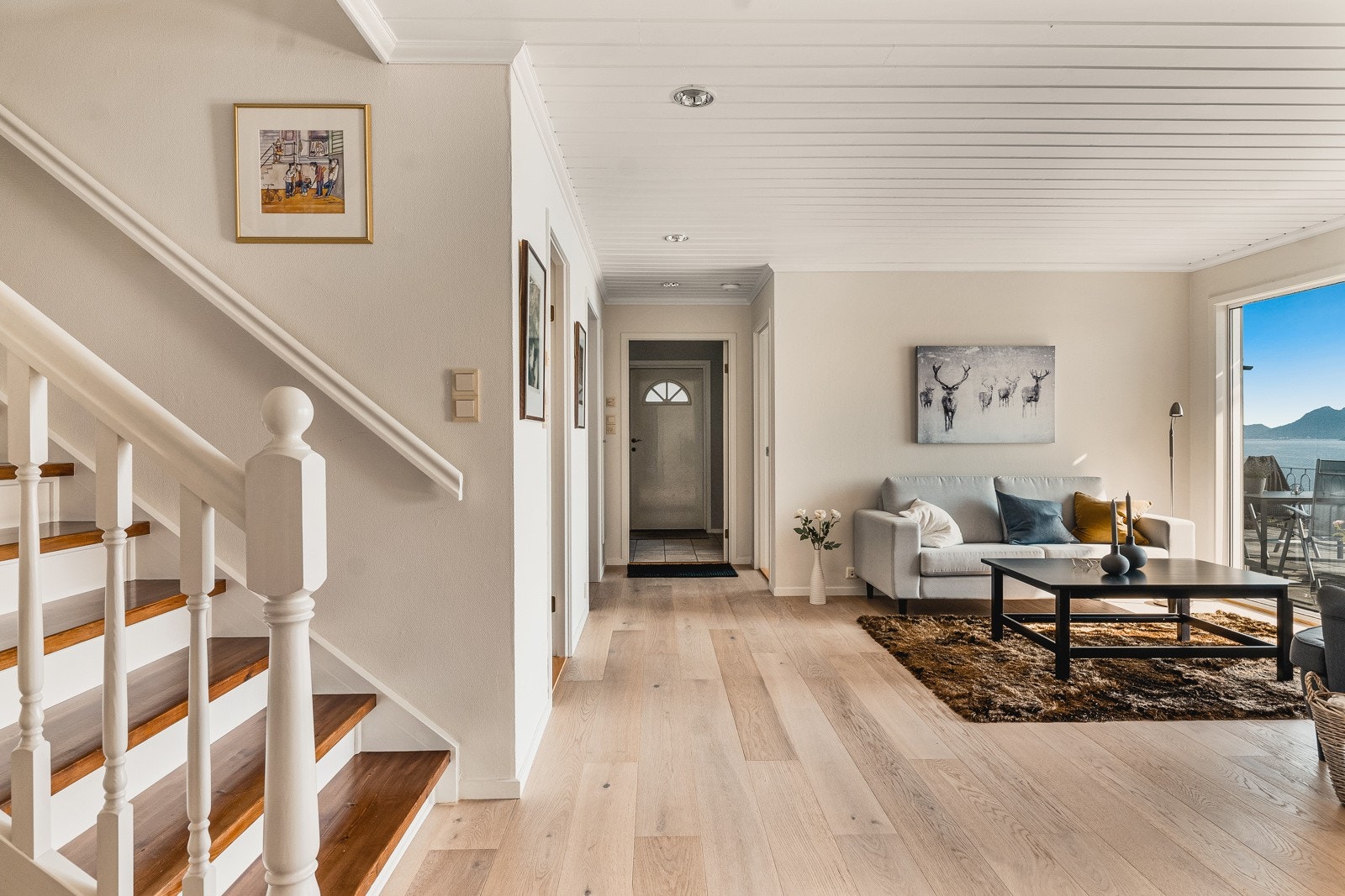 Hall inkl. trapp på 37,9kvm - Godt med plass til en sofagruppe hvor man kan nyte den flotte utsikten. Galleribilde