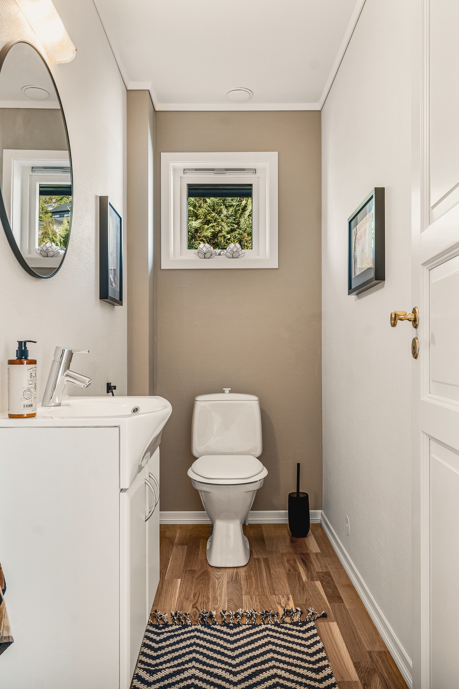 Toalettrom på 2,6kvm med gulvmontert toalett og benkeskap med servant. Galleribilde