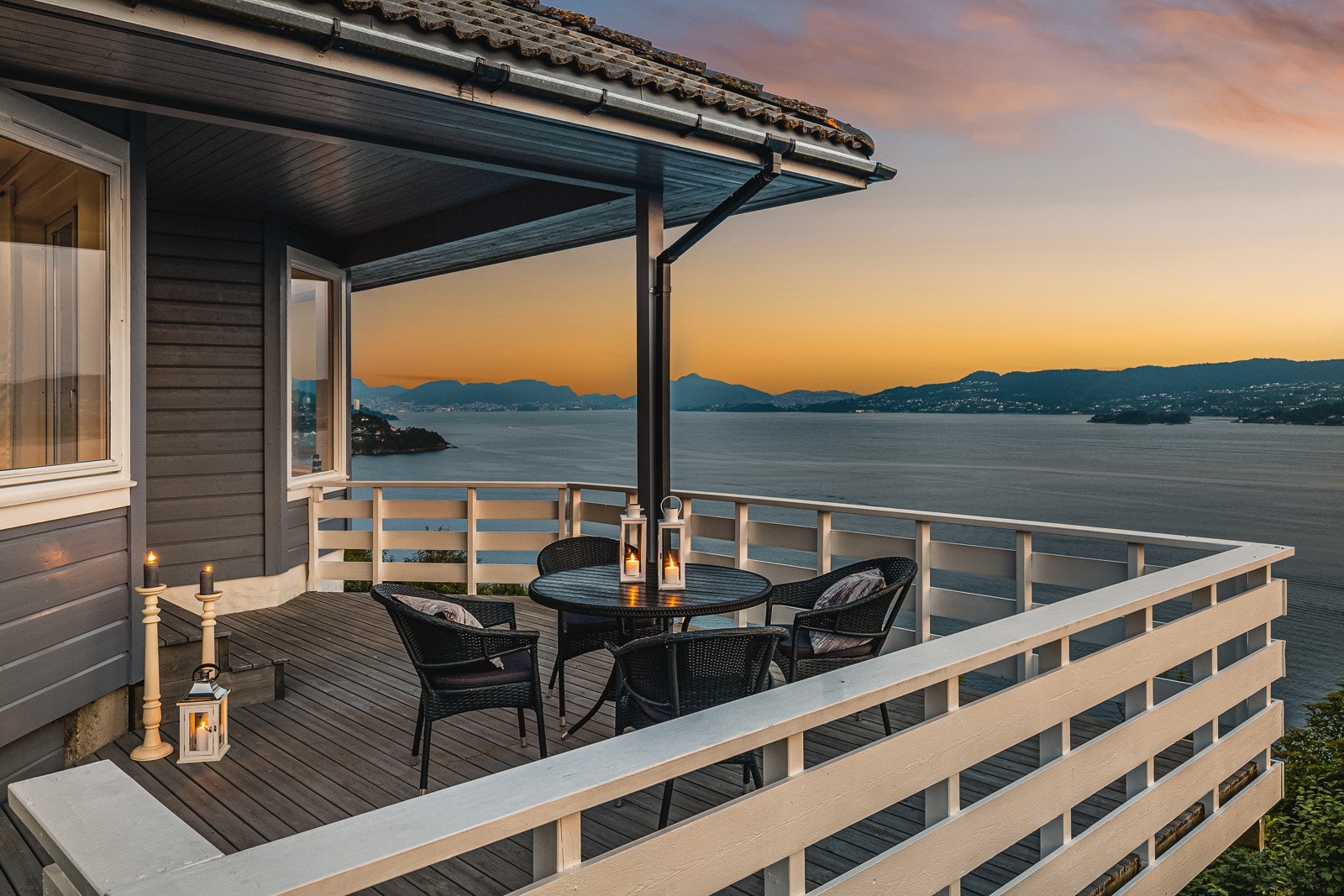 Usjenert terrasse med gode solforhold og fantastisk utsikt. Galleribilde