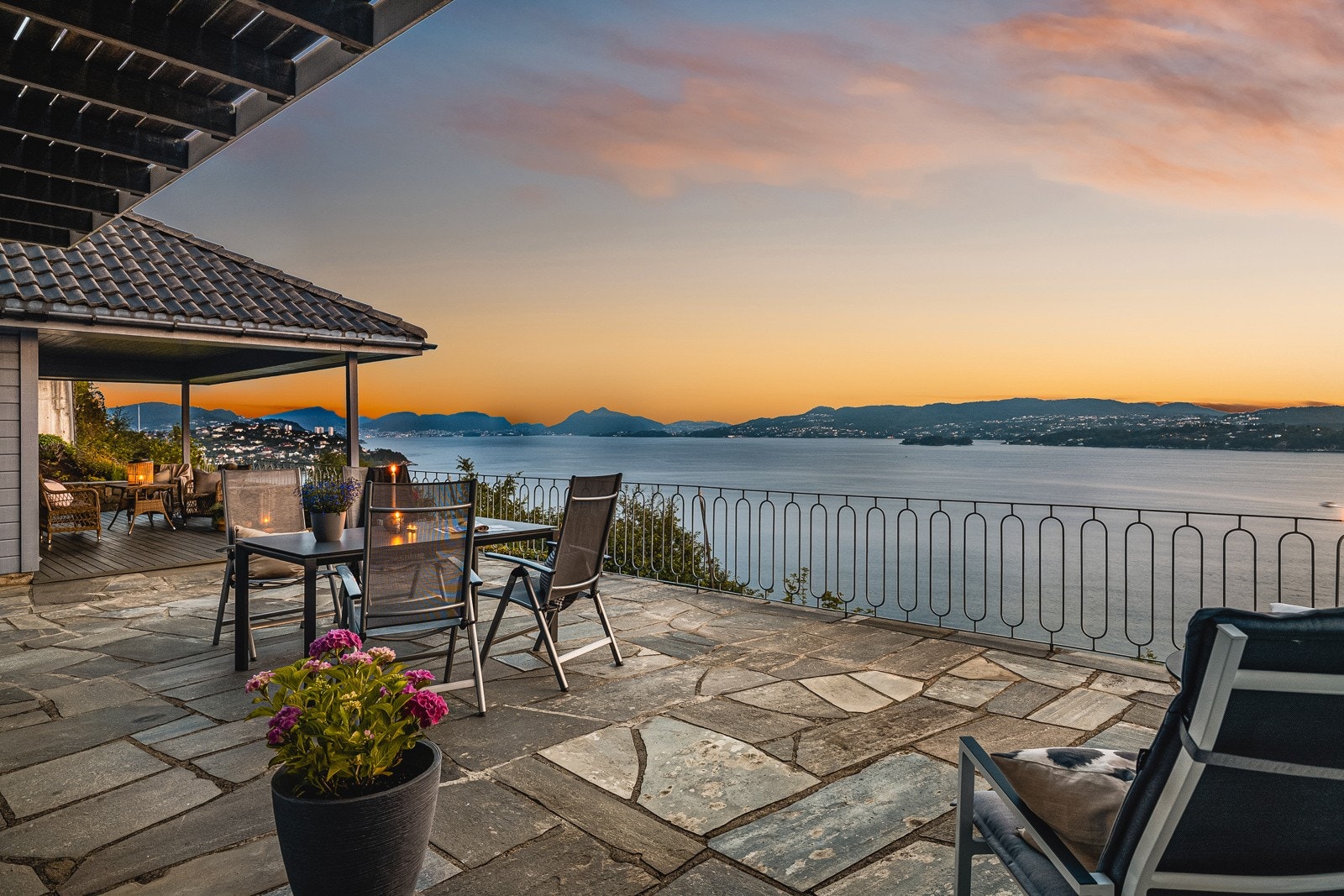 Velkommen til Slettevikvegen 14 - Presentert av Eivind Markhus v/PrivatMegleren Galleribilde