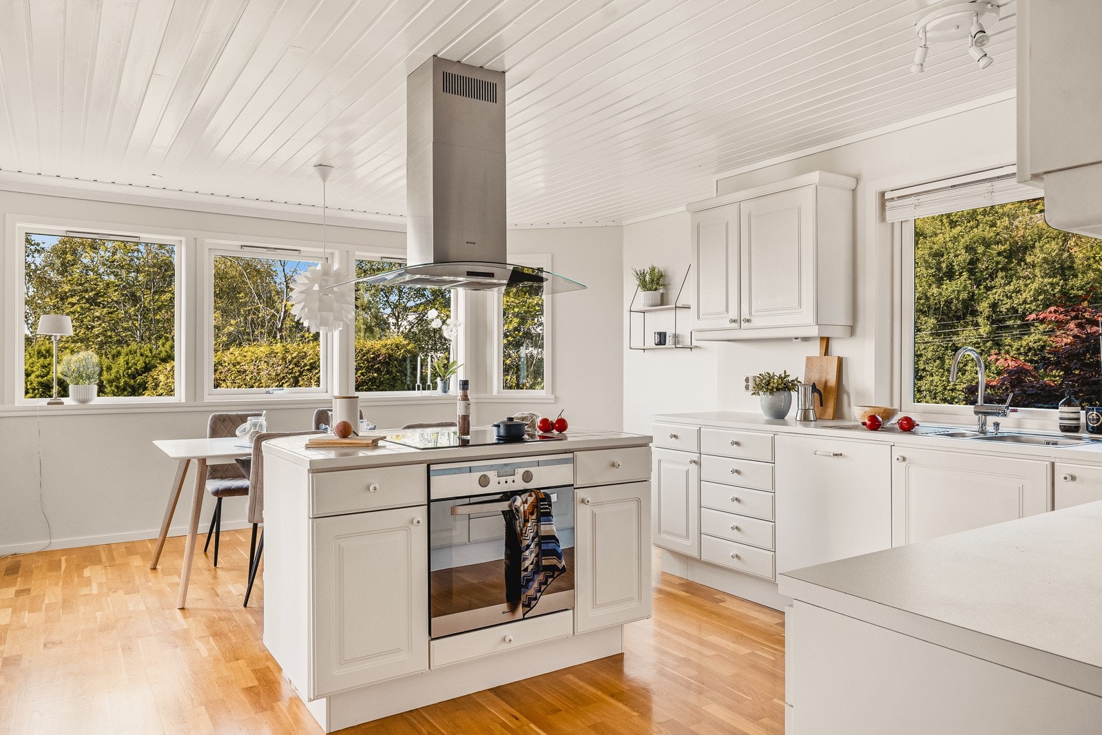 Integrerte hvitevarer på kjøkken er stekeovn, induksjonsplatetopp og oppvaskmaskin. Galleribilde