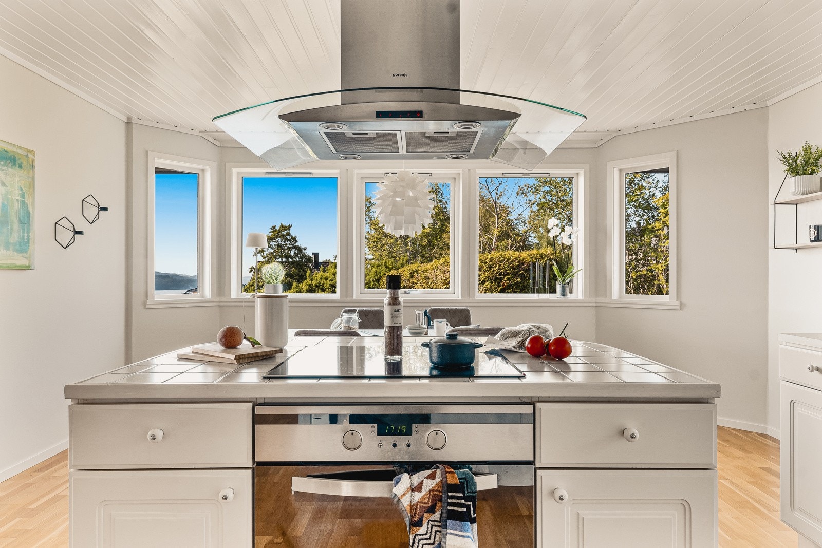 Kjøkkenøy med benkeplate bekledd med fliser. Kjøkkeninnredningen er levert av Sigdal kjøkken. Galleribilde