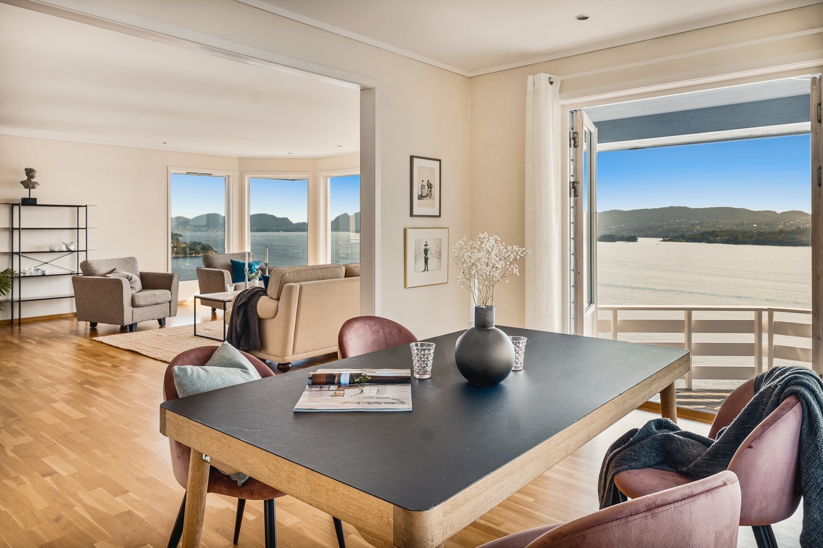 Spisestue med nydelig utsikt og utgang til terrasse. Galleribilde