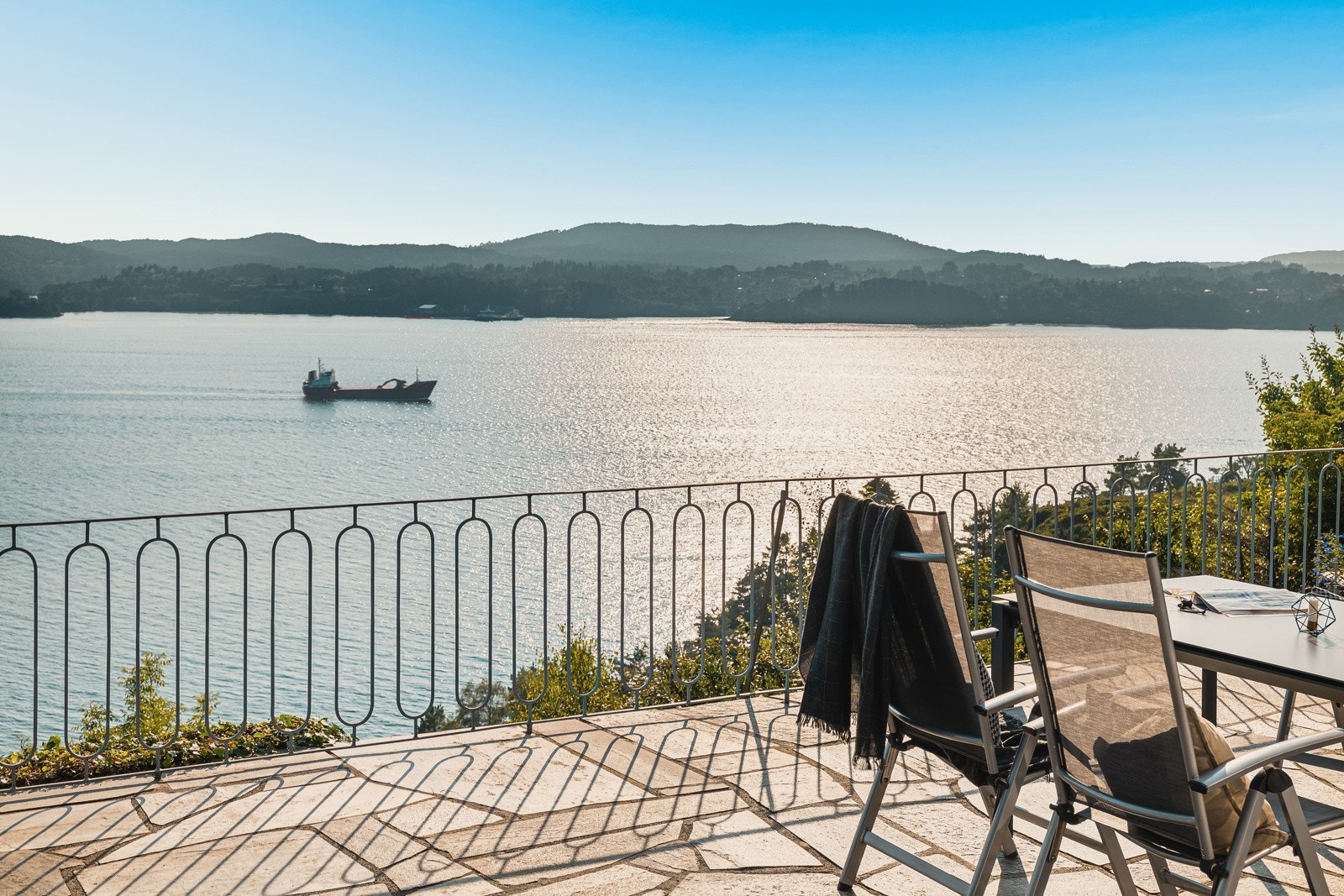 Fra boligen er det flere flotte turområder i umiddelbar nærhet. Her kan det nevnes blant annet tursti til Geitanuken, Morvikfjellet og om sommeren kan man dra til Grønnskjeret badestrand eller Morviksanden badeplass for et forfriskende bad. Galleribilde