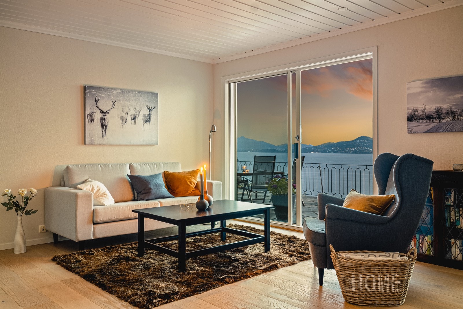 Kveldsstemning fra hallen. Galleribilde