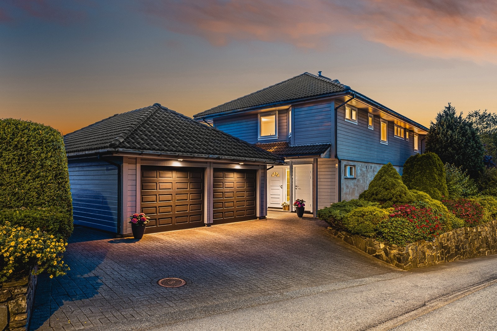 Nydelig enebolig beliggende i et ettertraktet boligområde i Morvik. Galleribilde