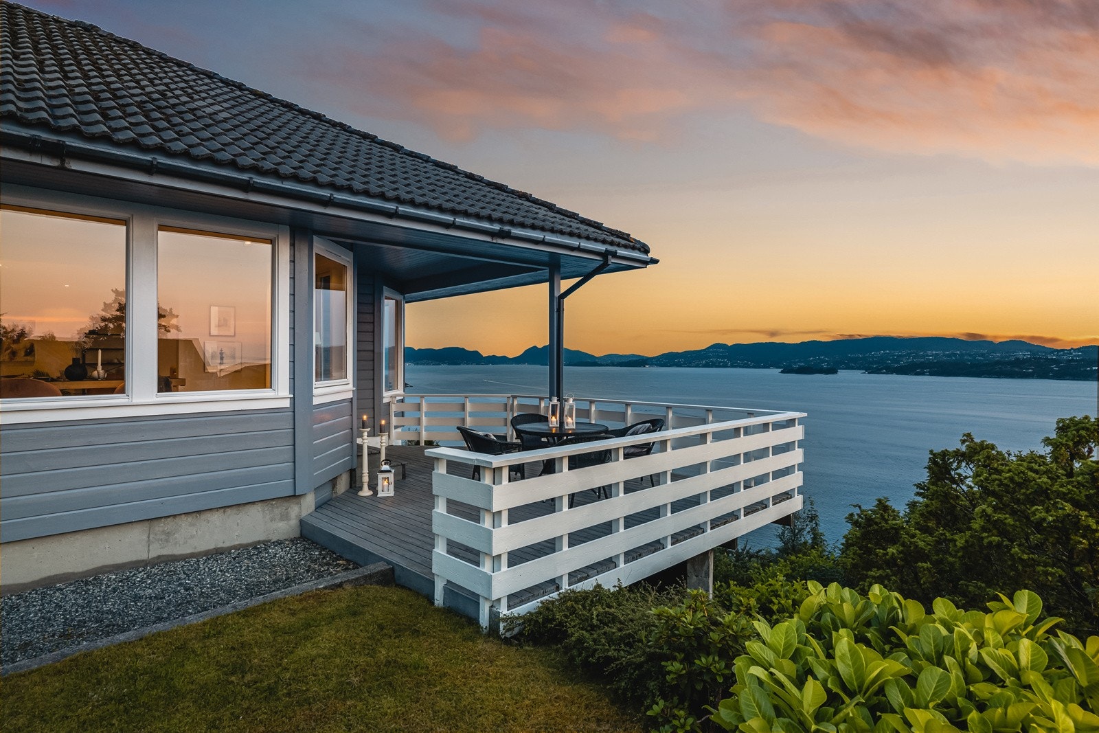 Boligen har flere terrasser vendt mot byfjorden; denne med delvis overbygg. Galleribilde