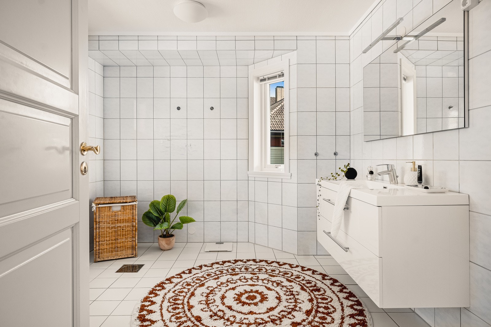 Baderom på 8,4kvm med fliser på gulv og vegger. Galleribilde