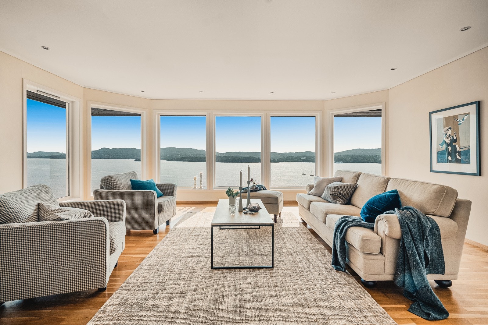 Stue og spisestue på 50,1kvm. Stuen har store vindusflater og panoramautsikt. Galleribilde