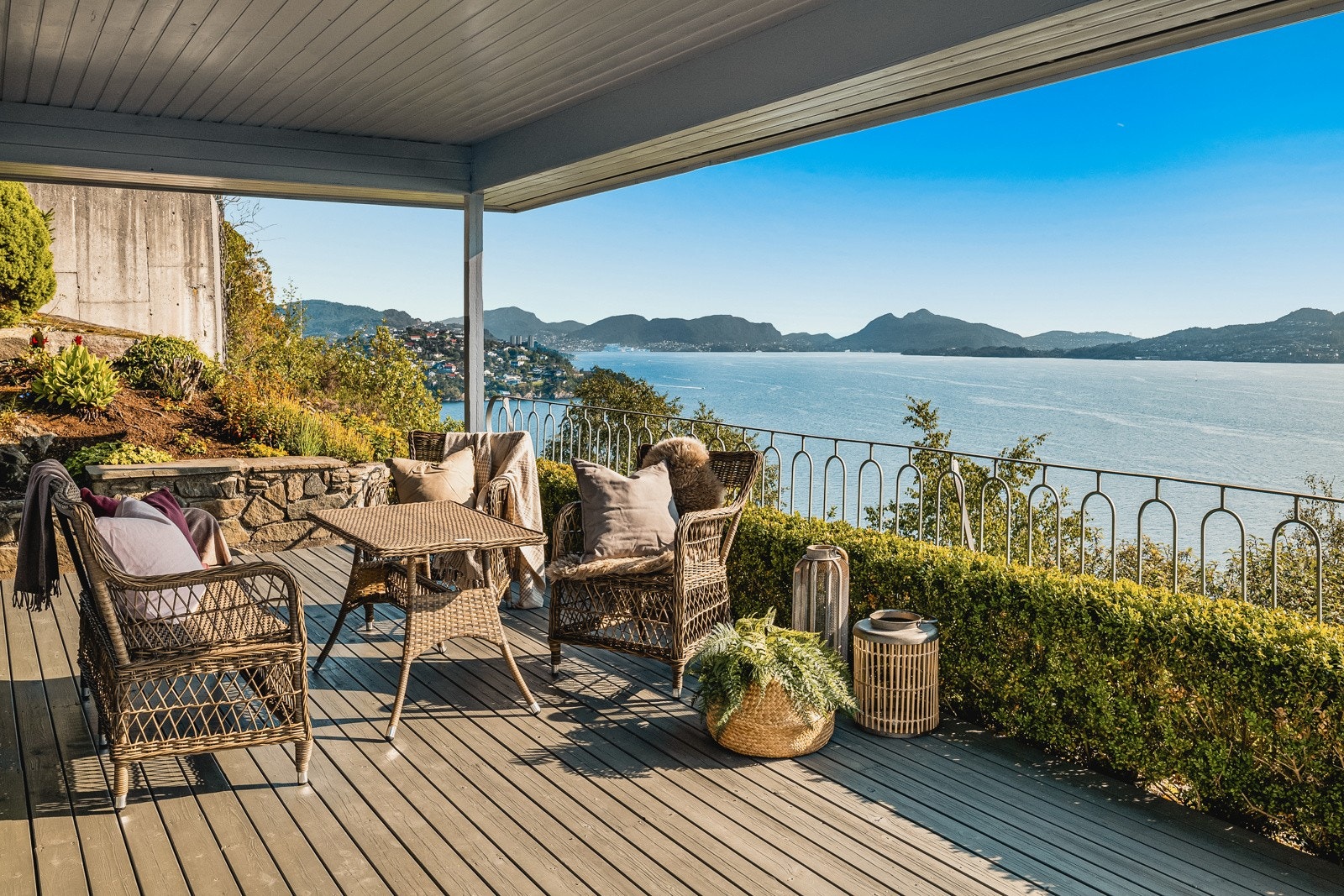 Terrasse med overbygg over store deler, her man kan nyte uteområdene hele året. Galleribilde