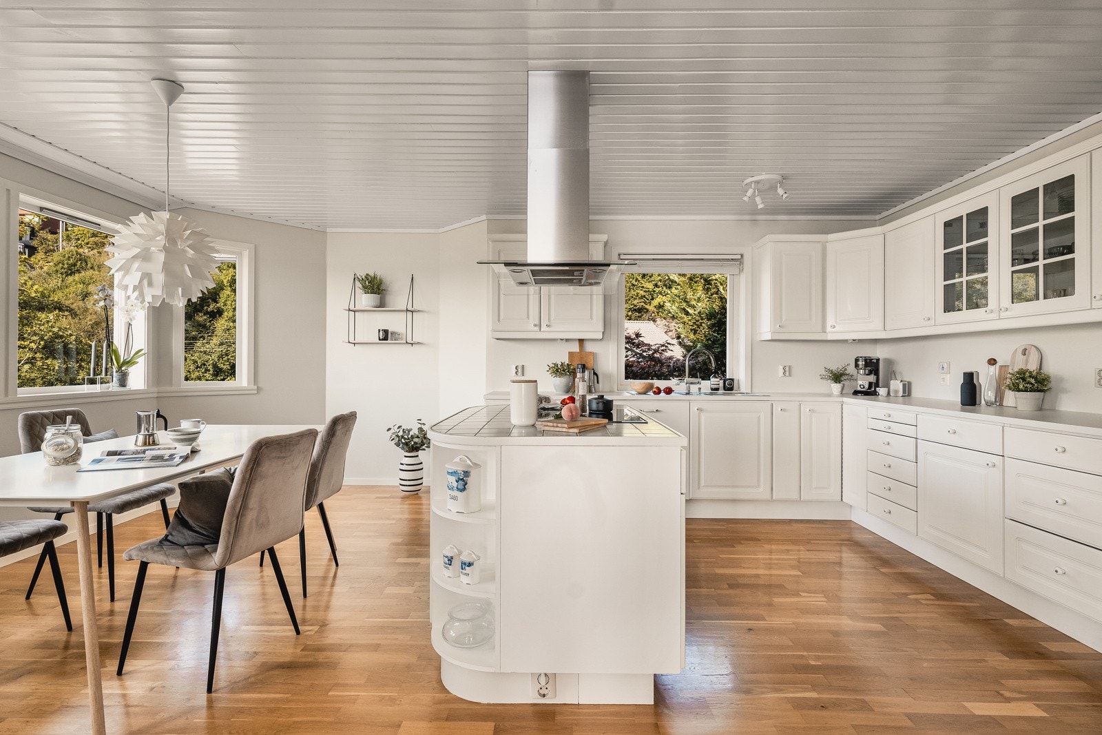 Kjøkkenet er svært praktisk og romslig med mye benkeplass og lagringsplass. Galleribilde