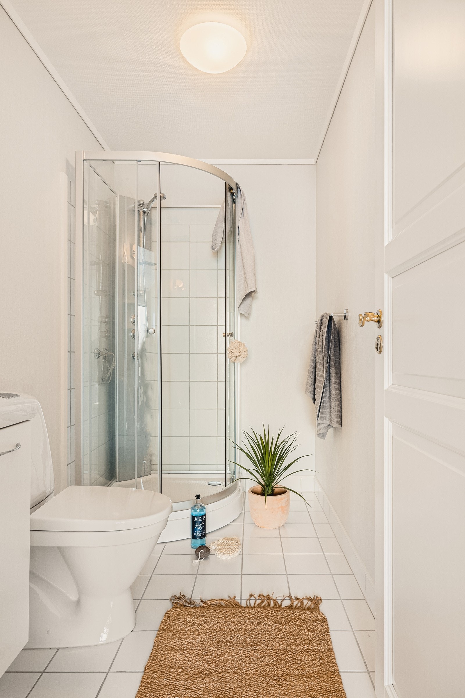 Baderom på 4kvm med fliser på gulv og vegger i dusjsone, ellers malt strie på vegger. Galleribilde