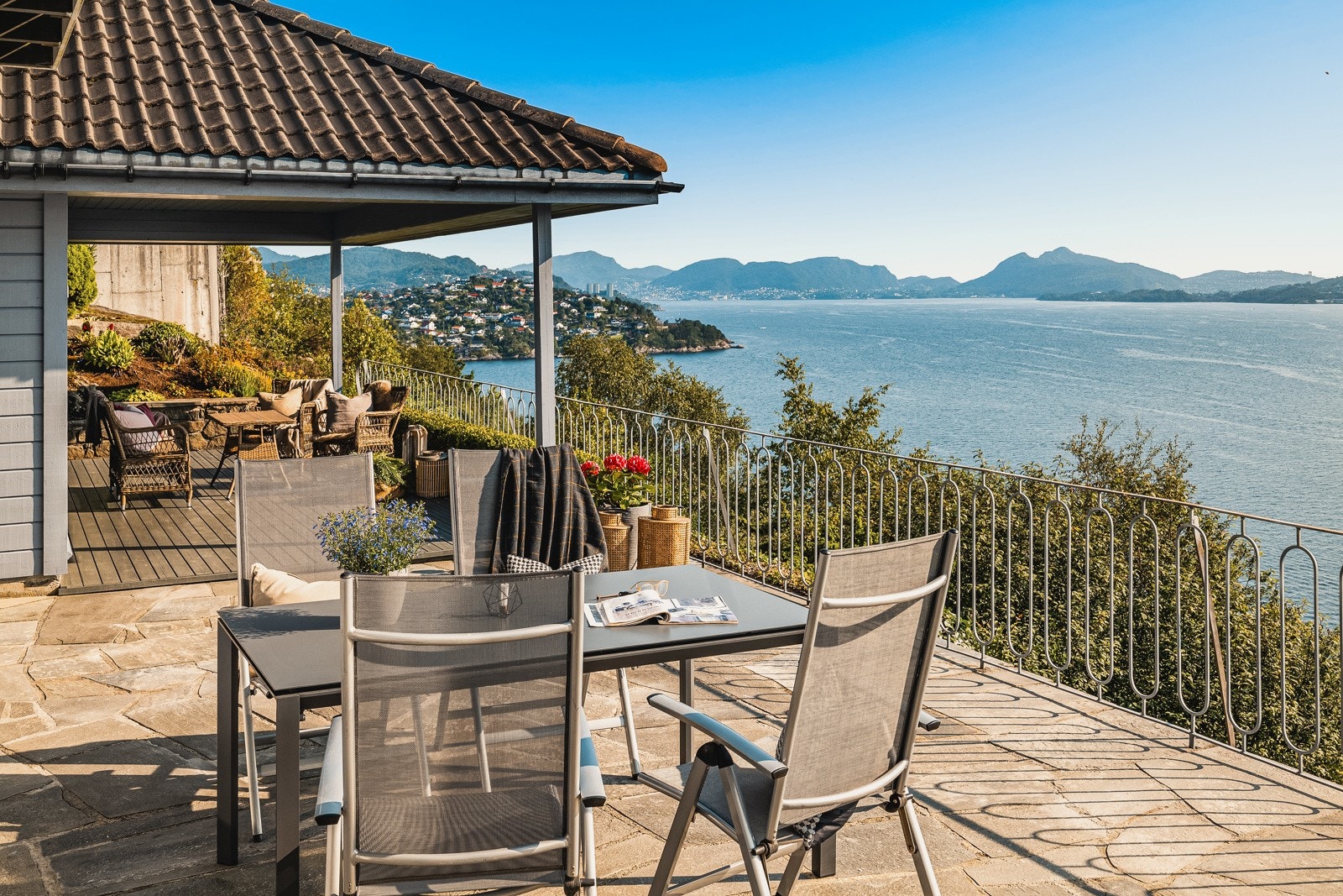 Godt med plass til ulike sittegrupper på uteområdene. Galleribilde