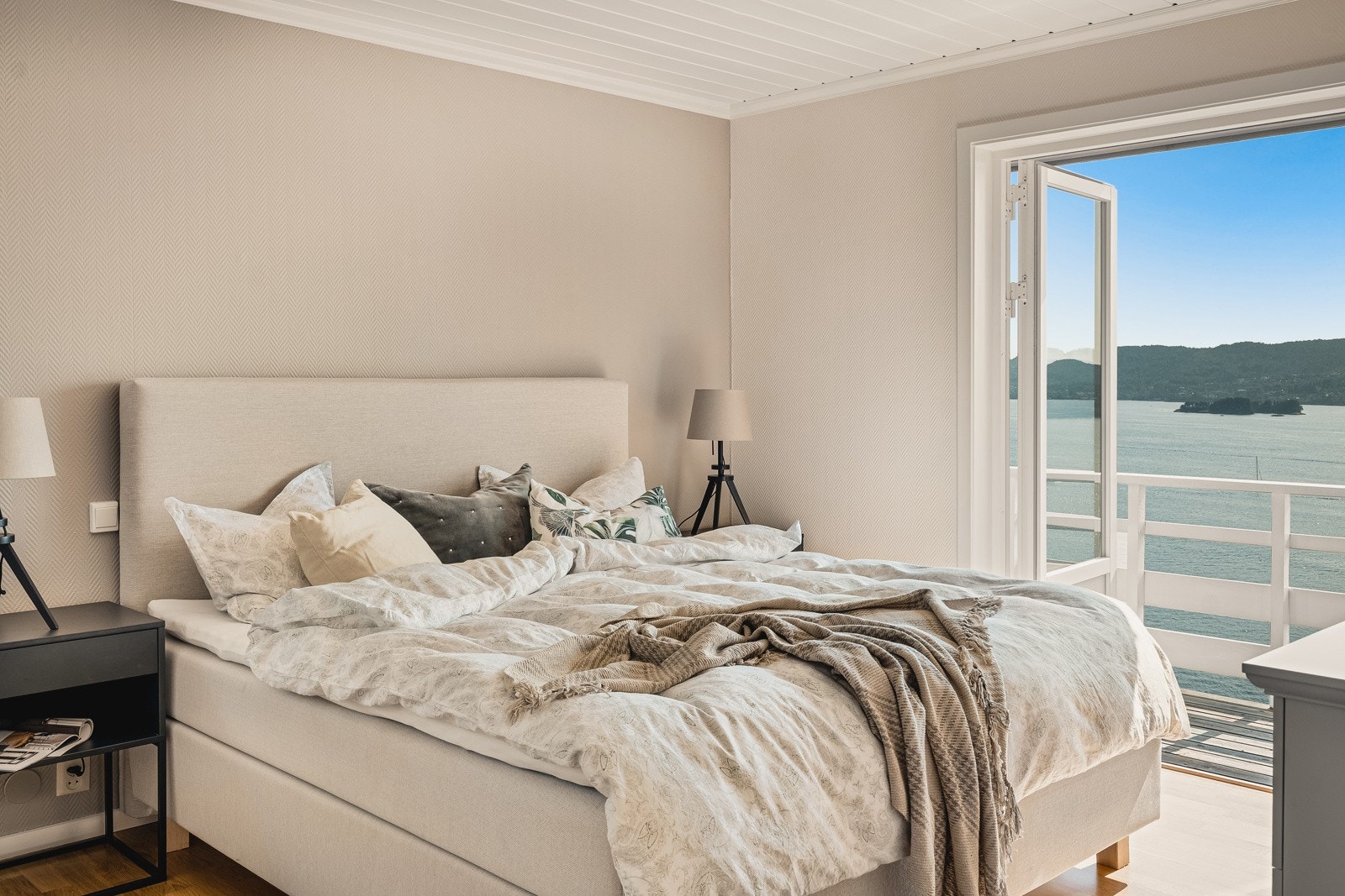 Hovedsoverommet har flott utsikt over Byfjorden og har utgang til en solrik og usjenert terrasse. Galleribilde