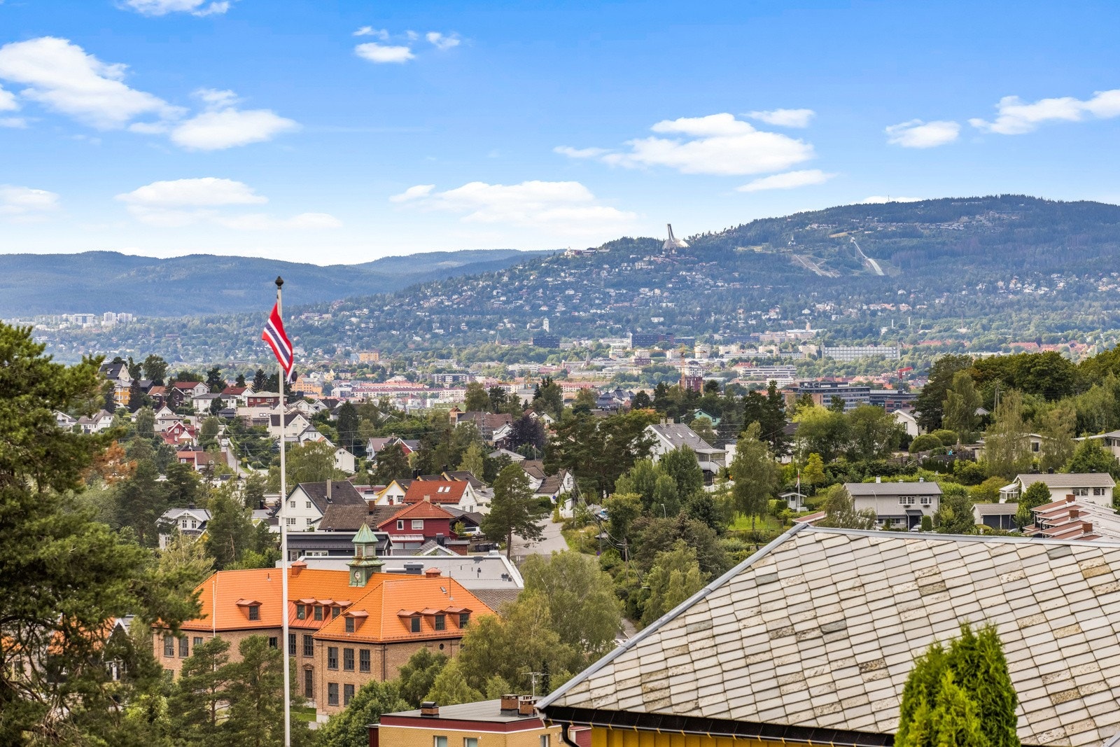 Utsikt mot Holmenkollen Galleribilde