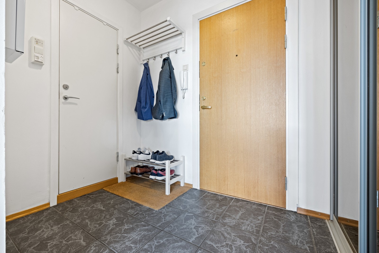 Romslig entré med klesoppheng Galleribilde