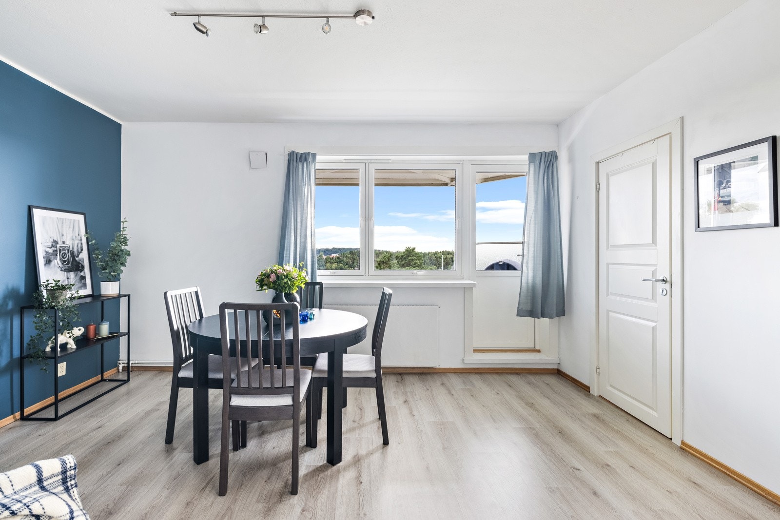 Flott utsikt fra stuen uten gjenboere og innsyn. Galleribilde