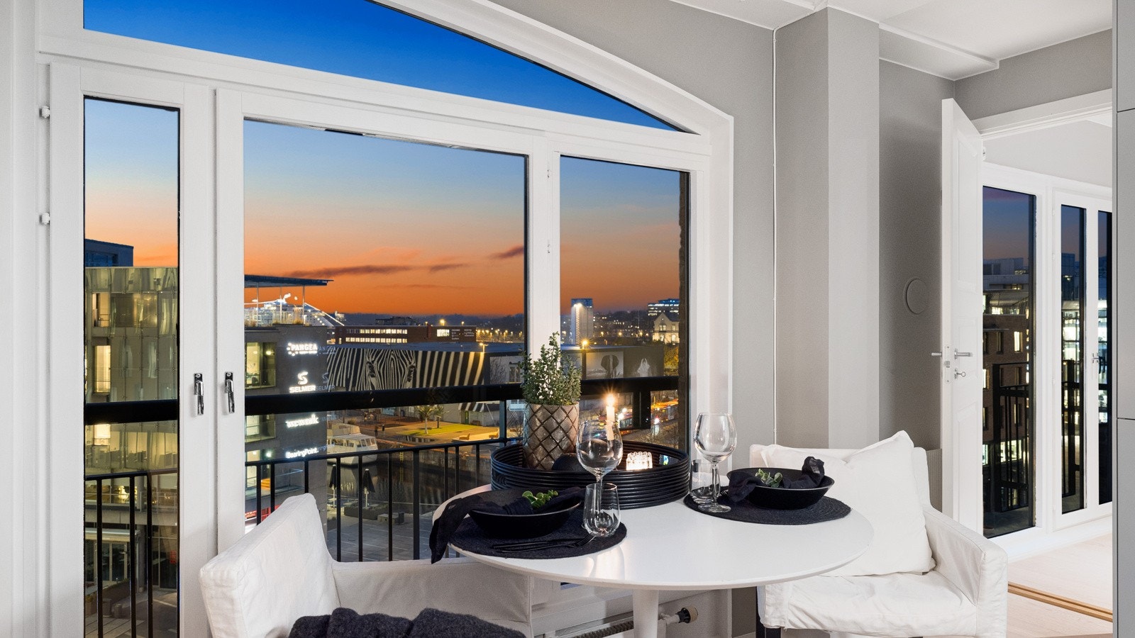 Her er det god plass til et spisebord, og med den fantastiske utsikten er komforten komplett. Galleribilde