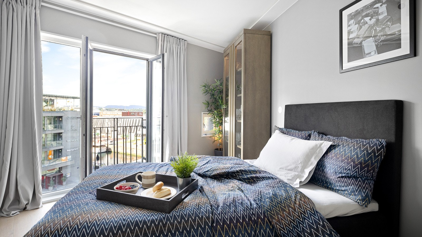 Leiligheten har to gode soverom med enstavs eikeparkett og nymalte veggflater. Galleribilde