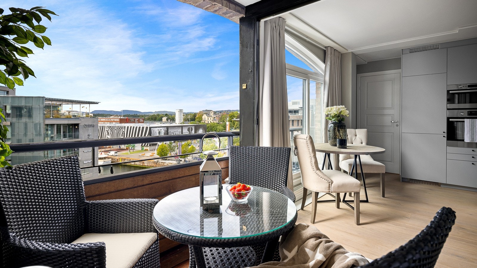 Fra stuen er det utgang til en overbygget og solrik balkong. Galleribilde