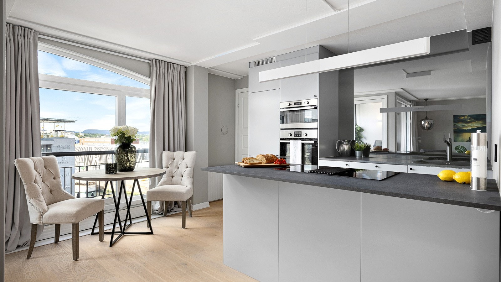 Store vindusflater slipper lyset, sjøen og den flotte utsikten rett inn i stuen. Galleribilde