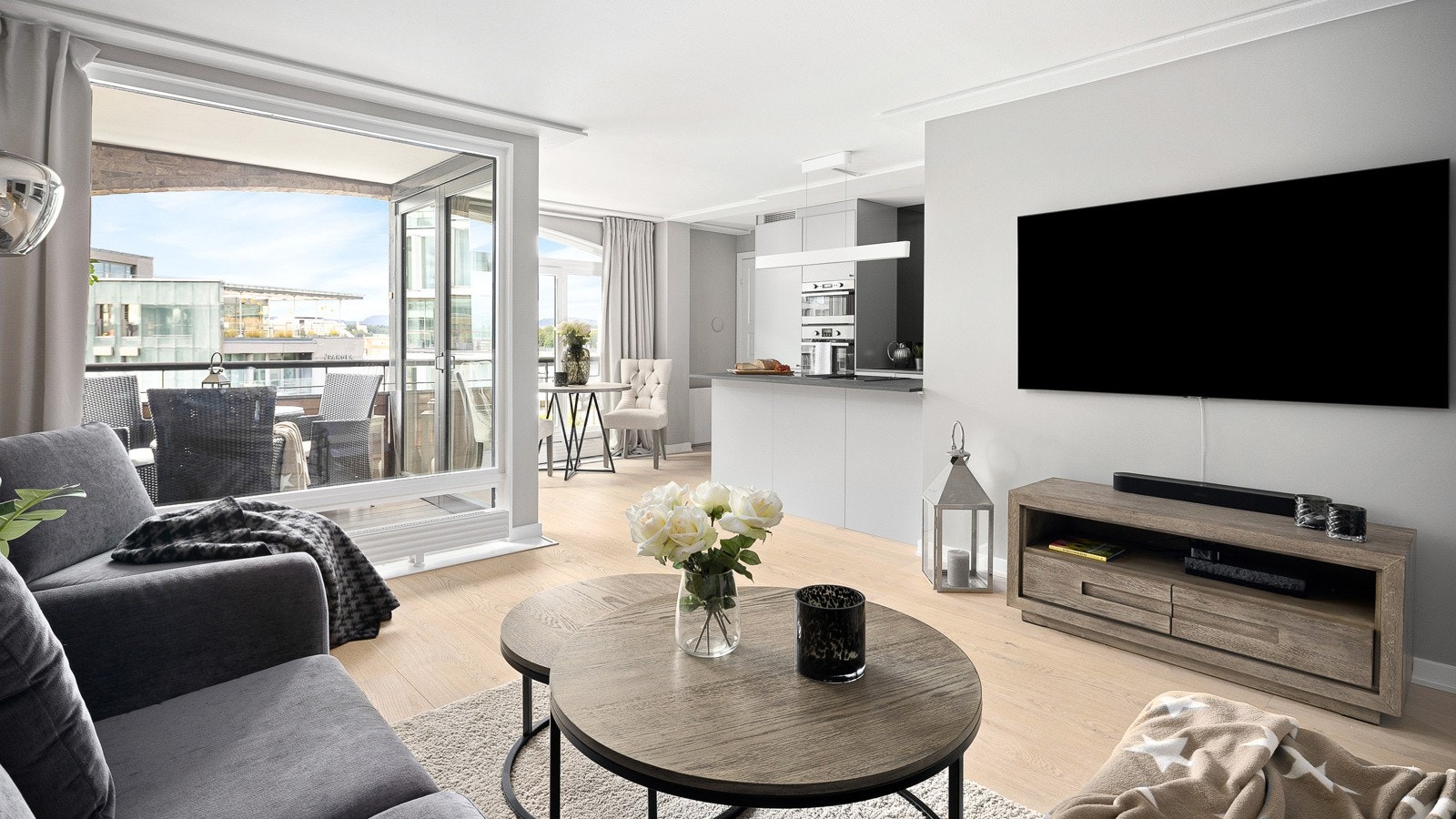 Den nyoppussede leiligheten (2020) har en luftig, romslig og åpen stue-og kjøkkenløsning. Galleribilde