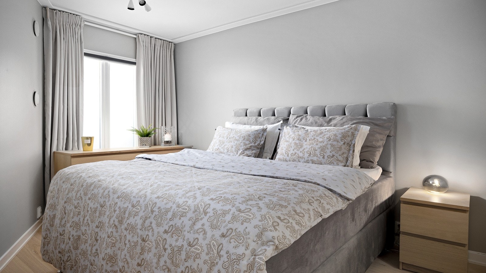 Hovedsoverom med god plass til dobbeltseng og nattbord. Galleribilde