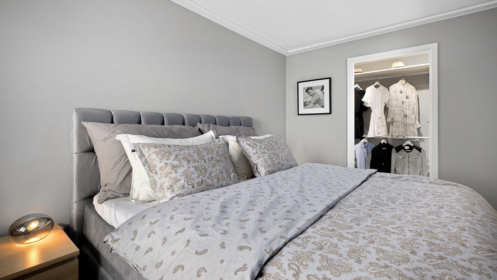 Hovedsoverommet har ekstra luksus med direkte inngang til eget omkledningsrom. Galleribilde