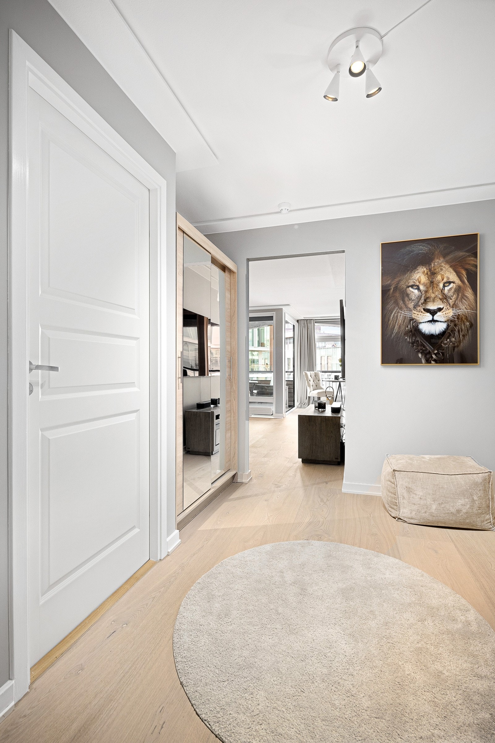 Allerede i entreen gis det et innbydende førsteinntrykk av den flotte leiligheten. Galleribilde