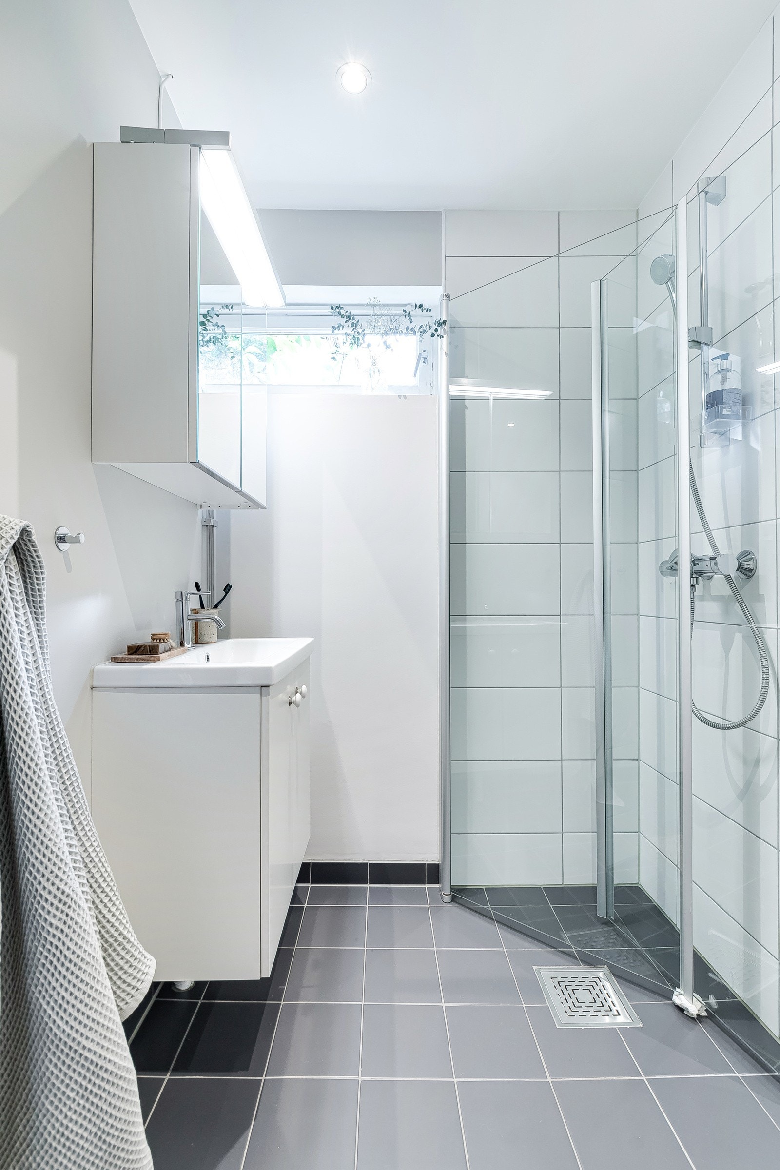Også badet har et tidløst og elegant design. Rommet ble totalrenovert av fagfolk i 2018. Galleribilde