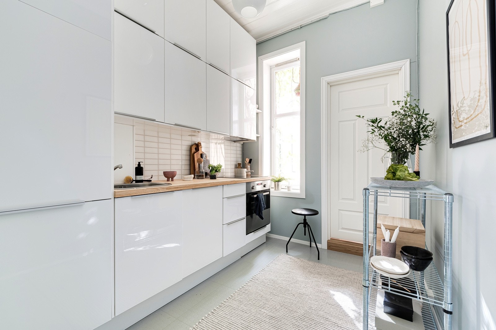 Innredningen er godt utnyttet med gode lagringsmuligheter i takhøye overskap. Her er det plass til flere kokker og matglade gjester! Galleribilde