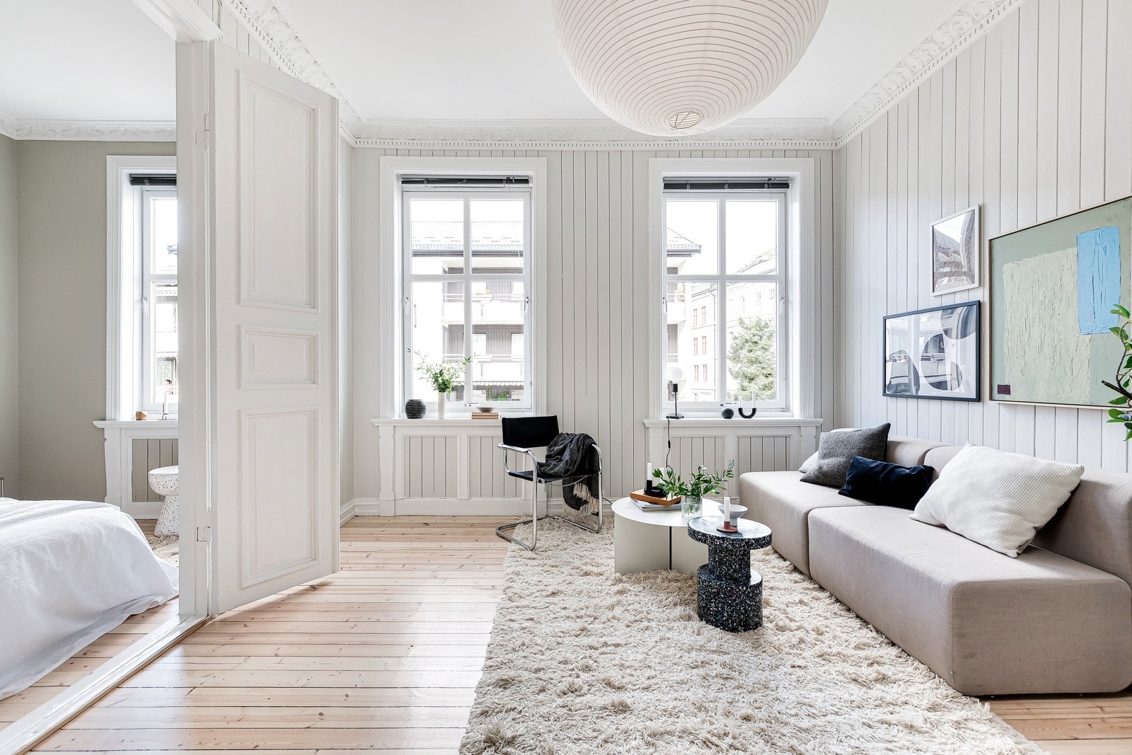 Leilighetens planløsning er gjennomgående med vinduer i samtlige rom, noe som sørger for fint naturlig lysinnslipp gjennom hele dagen. Galleribilde