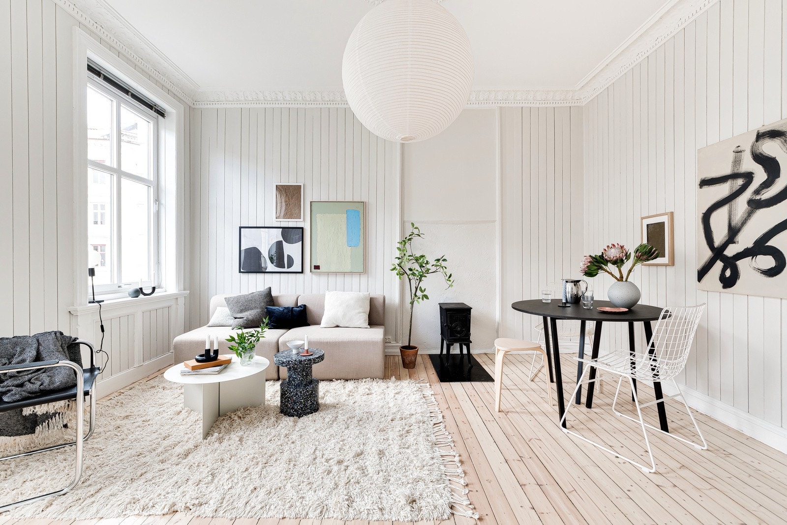 Dette er en bolig godt tilrettelagt for sosialt liv. Stuen rommer fint både en ordentlig sofa- og TV-krok i tillegg til spisebord med plass til mange gjester. Galleribilde