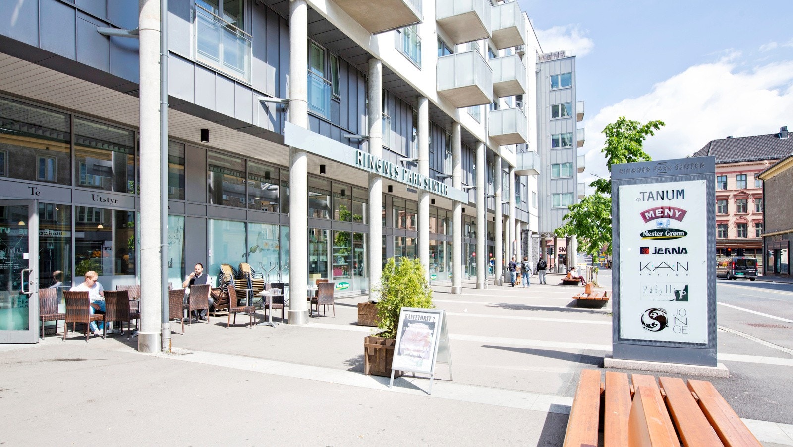 Ringnes Park med SATS, MENY, kino, jernvarehandel, blomsterbutikk og frisør m.m ligger en kort rusletur fra leiligheten. Galleribilde