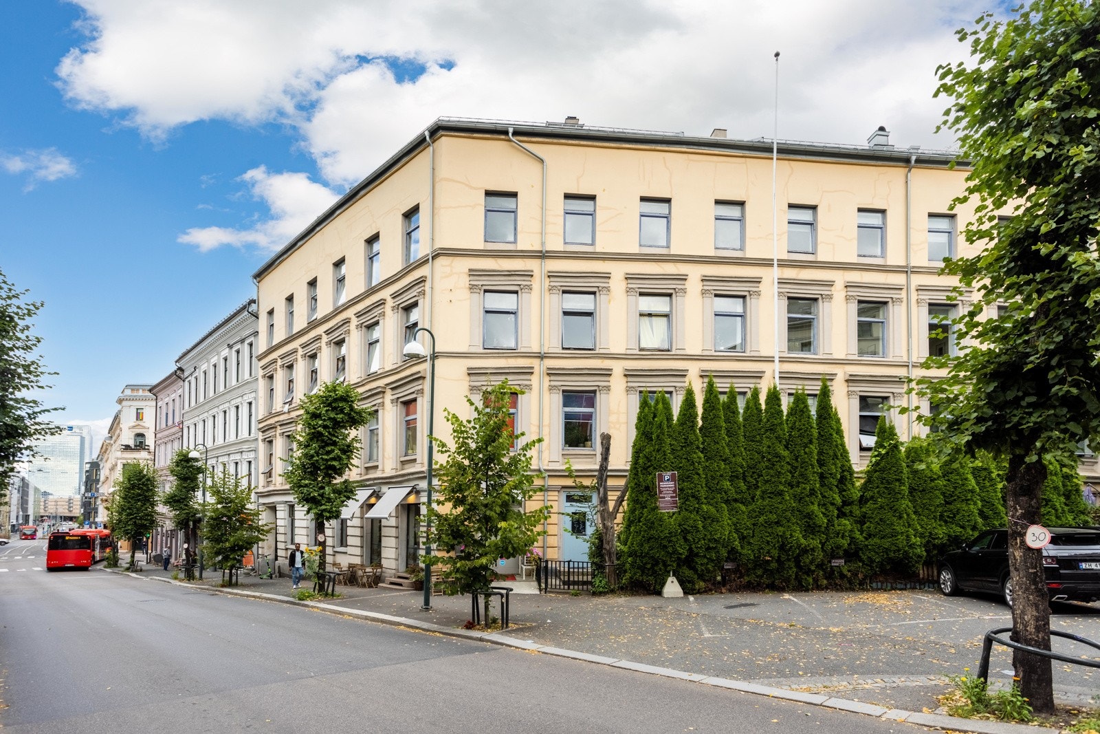 Leiligheten ligger i bygets tredje etasje i en klassisk bygård Galleribilde