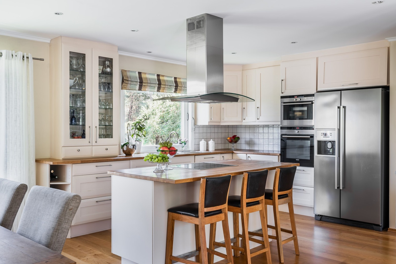 Kjøkkeninnredningen er levert av KGB Design 2008. Galleribilde