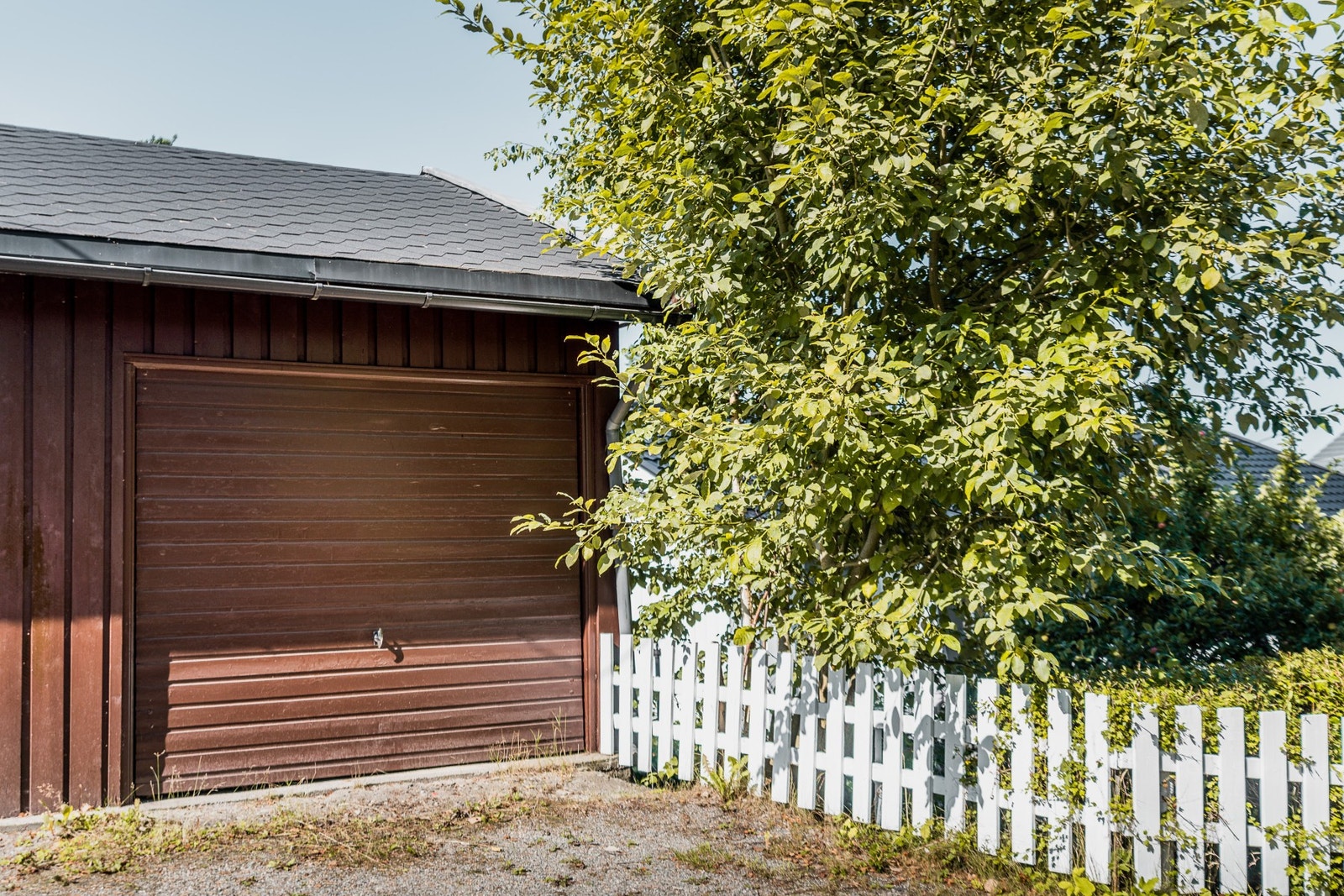 Parkering i garasje samt på tomten. Galleribilde