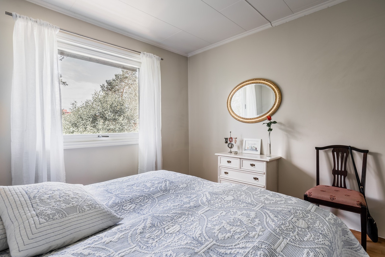 God plass til dobbeltseng og nattbord. Galleribilde