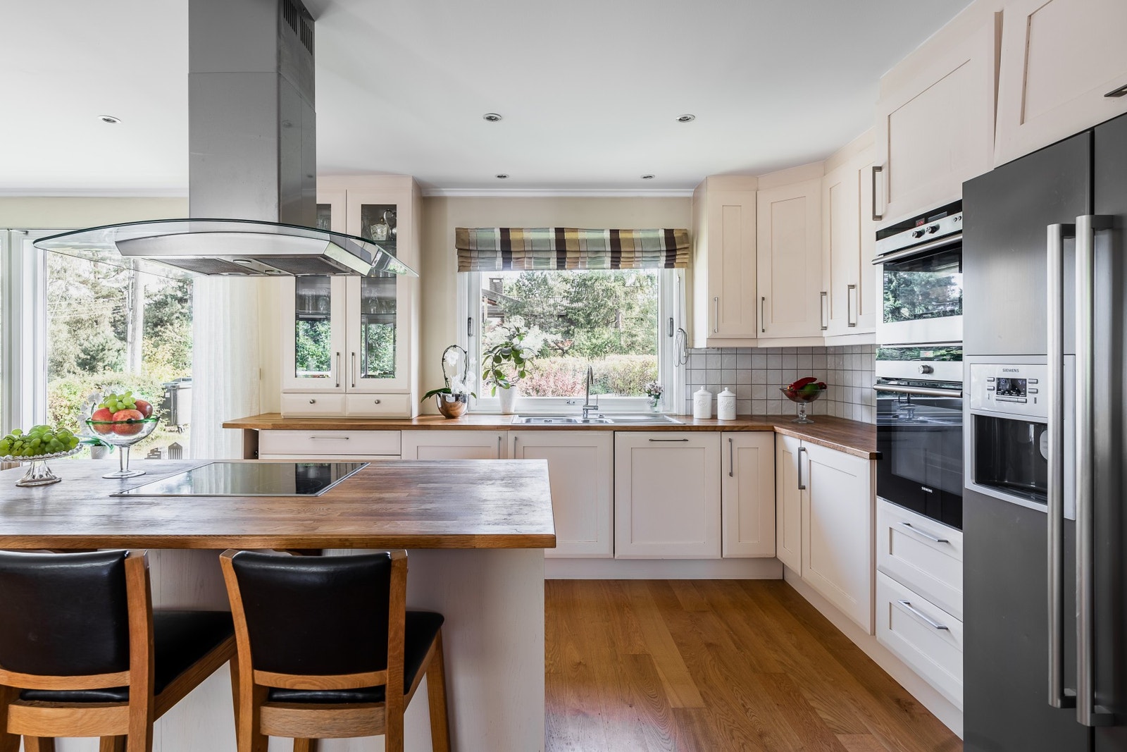 Romslig kjøkken med integrerte hvitevarer. Galleribilde