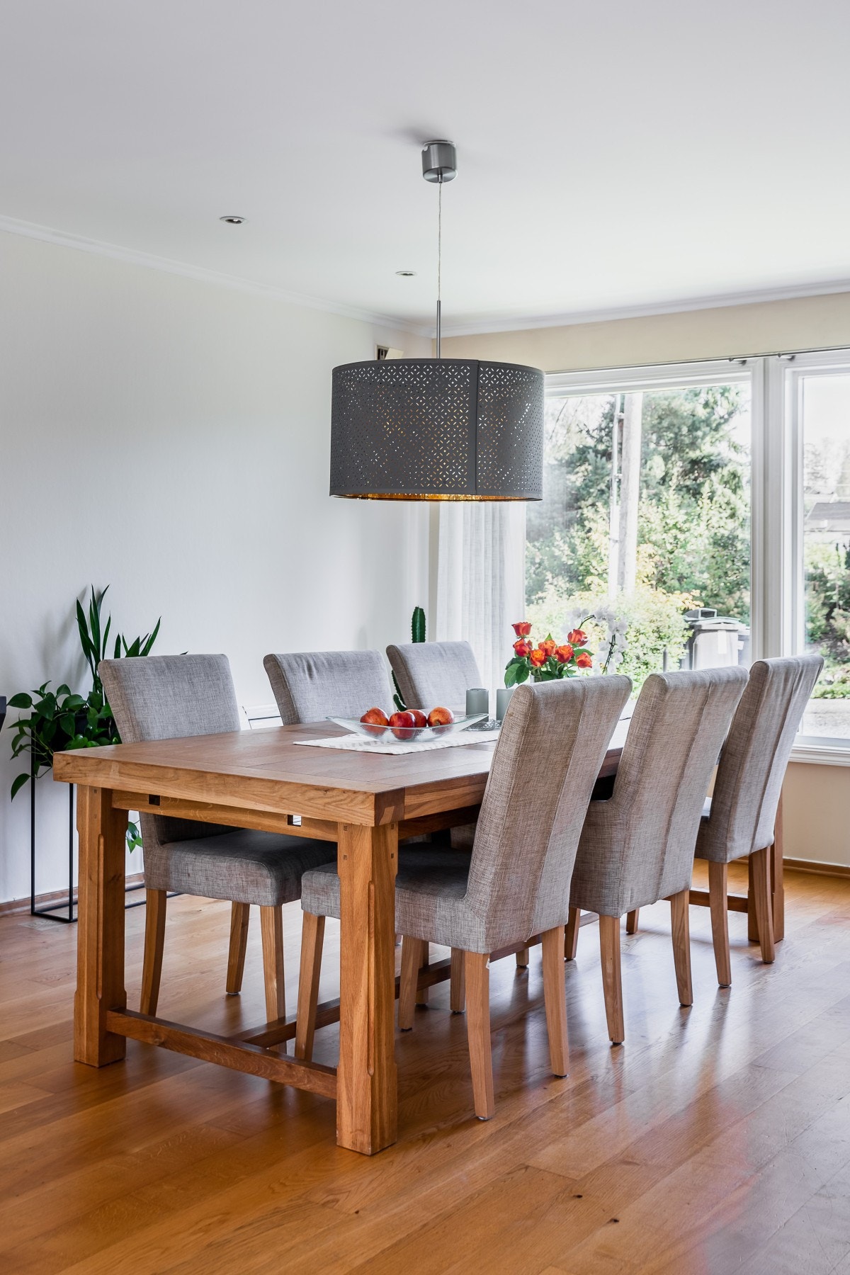 God plass til et langstrakt spisebord. Galleribilde