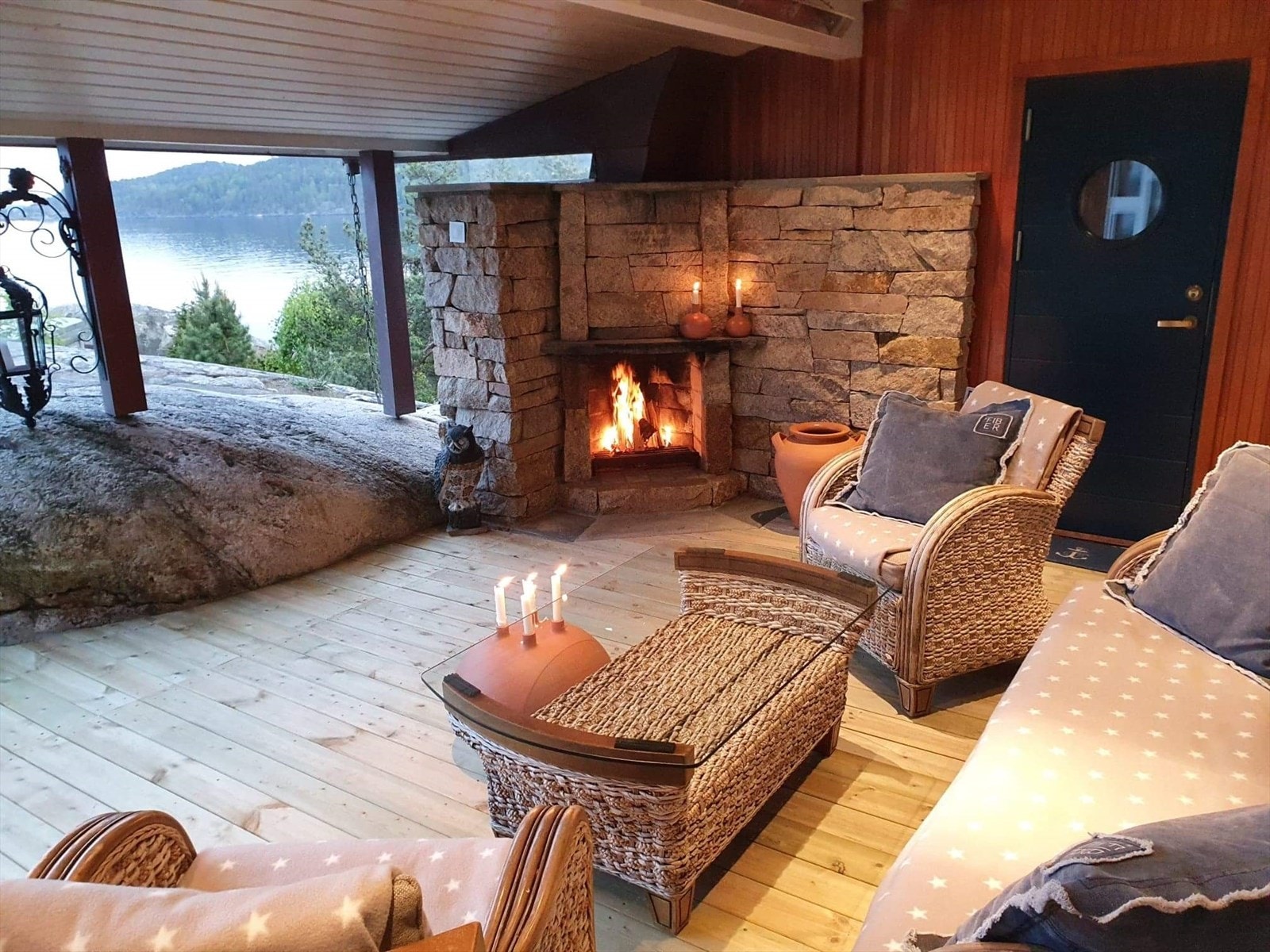 Mellom fløyene i andre etasje er det en overbygd, lun uteplass med peis, varmelampe og utsikt til skipsleia. Galleribilde