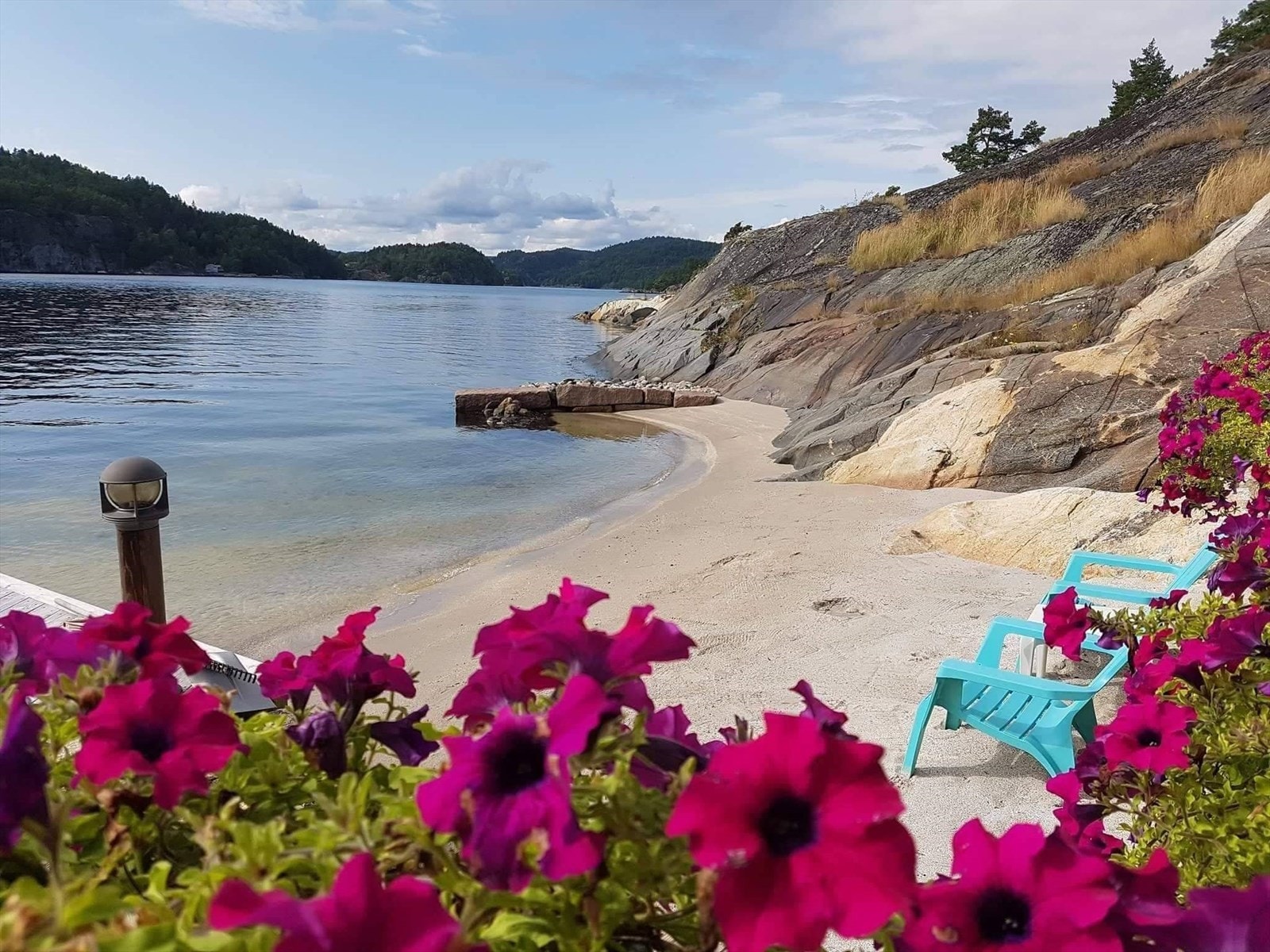 Fra brygga kan du ta sjøveien til idylliske sørlandsperler. Med rask båt når du Jomfruland på ca. 15 min. Galleribilde