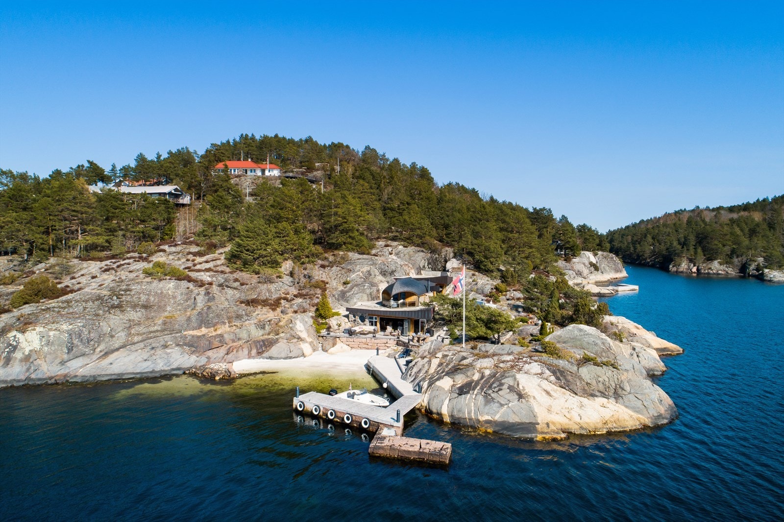 Ca. 50 meter ut i sjøen fra fritidsboligens strandlinje går grensen til Kragerø. Galleribilde
