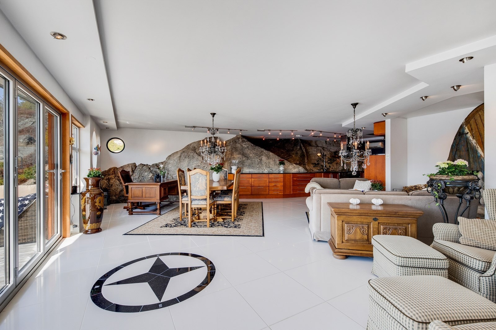 Stuen er imponerende med lyse, lekre gulvfliser og kompassrose. Galleribilde