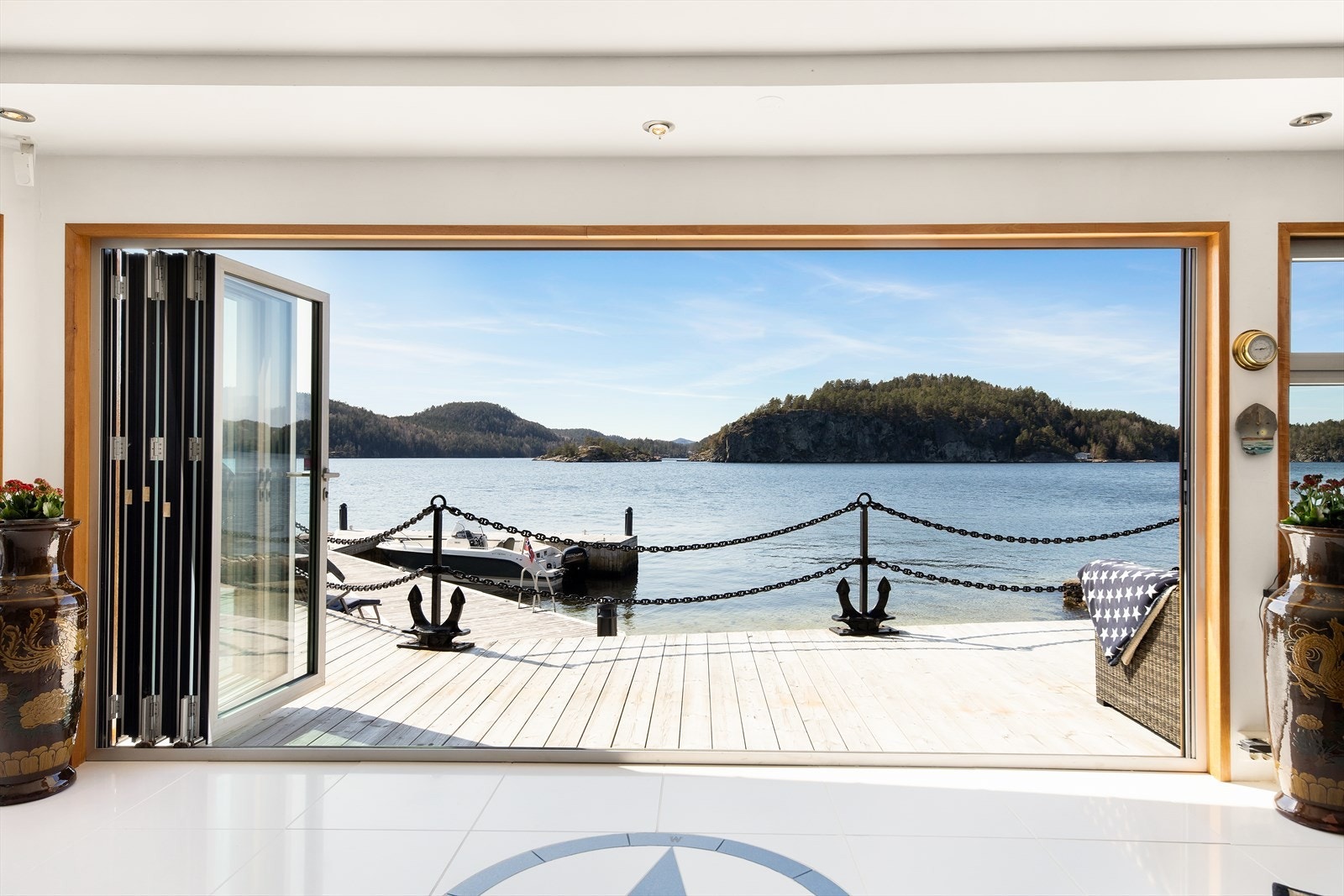 Sjøen trekkes visuellt inn i stuen når foldedørene skyves til side. Hvilken utsikt! Galleribilde